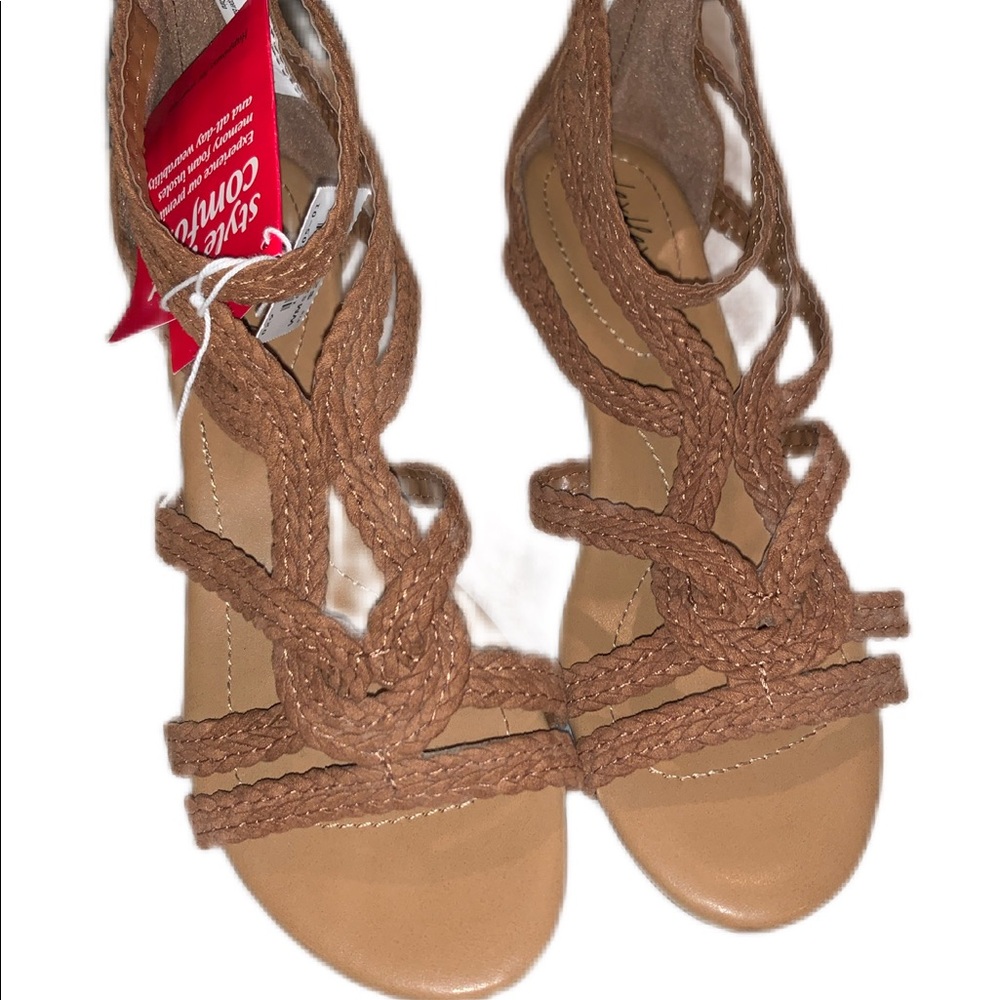 Cute and Comfortable size8 dexflex comfort sandals tan, brown. New with tags.